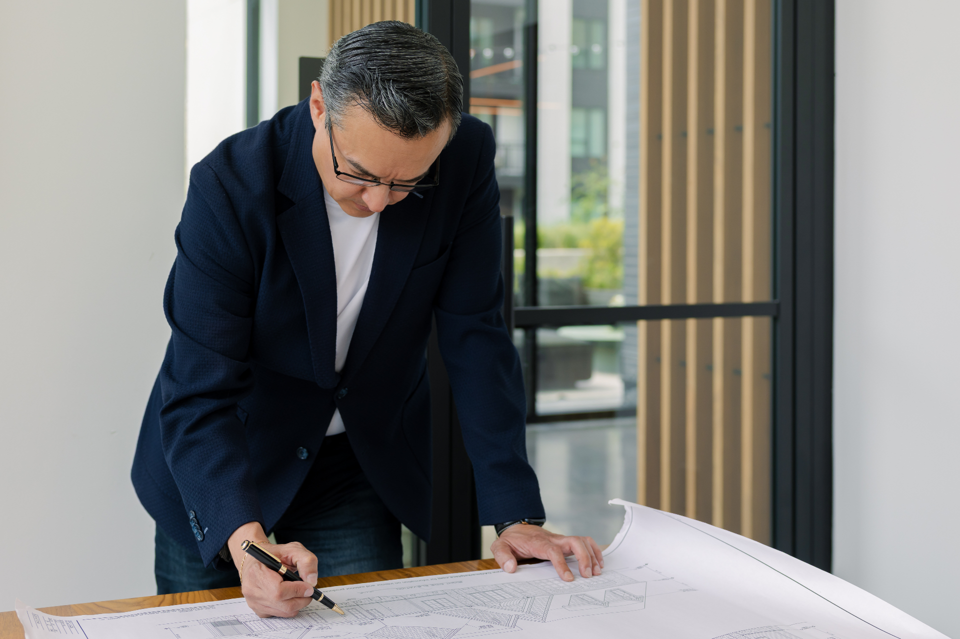 Jorge Lara revisando planos de desarrollo